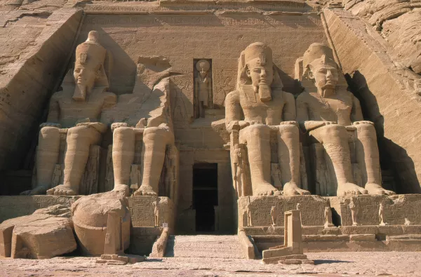 Colossal statues of Ramses II, entrance to the temple of Abu Simbel, circa 1260 BC, Abu Simbel © akg-images / arcaid / Marcel Malherbe